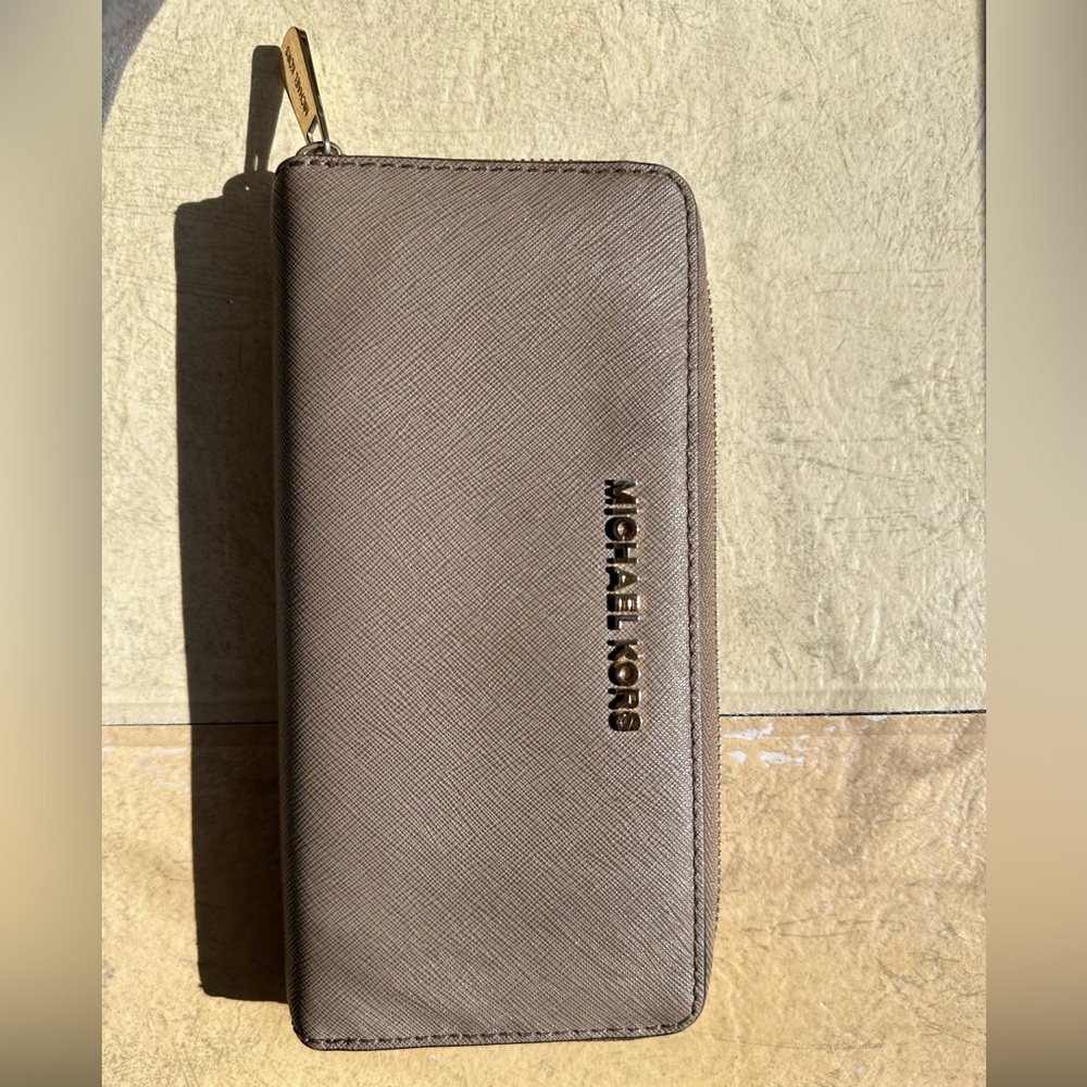 MICHAEL KORS large brand new condition wallet. Barely used.